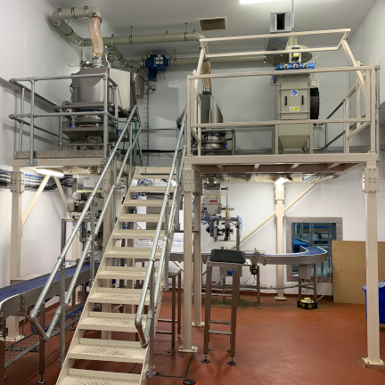 Conveyor belt for buckets