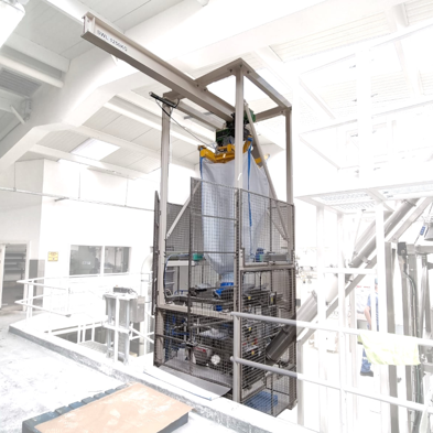 Big bag discharger with guarding 