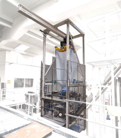 Big bag discharger with guarding 