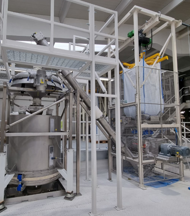 Big bag discharger and screw feeder to deck sieve